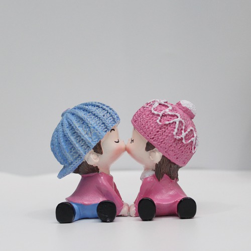 Magnetic Kissing Couple Showpiece